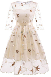 Vestido corto rosa de fiesta con bordados en forma de A